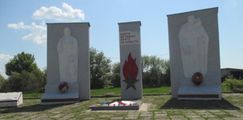 с. Сторожевое Большесолдатского р-на. Мемориал памяти войнам-односельчанам.