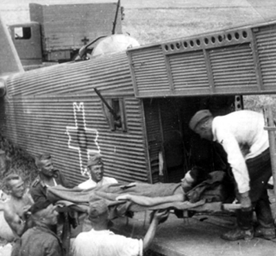 Погрузка раненых в полевом госпитале. 1942 г. 