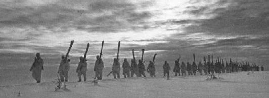 Лыжники на разведке льда Ладоги.