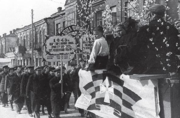 Первомайская демонстрация в Бобруйске в 1943 году.
