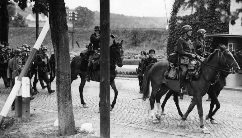 Немецкая кавалерия пересекает польскую границу. Сентябрь 1939 г. 