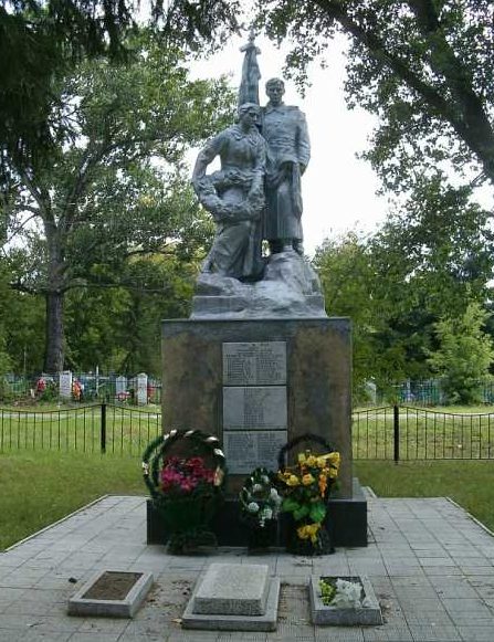 с. Беседино Курского р-на. Памятник, установленный в 1950 году на братской могиле, в которой похоронено 52 советских воина, в т.ч. 14 неизвестных, погибших в марте 1943 г. 
