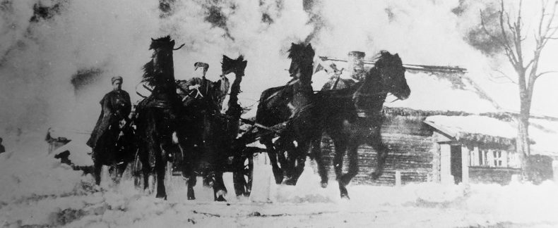 Тачанка и конники 2-го гвардейского кавалерийского корпуса на марше под Москвой. Январь 1942 г. 