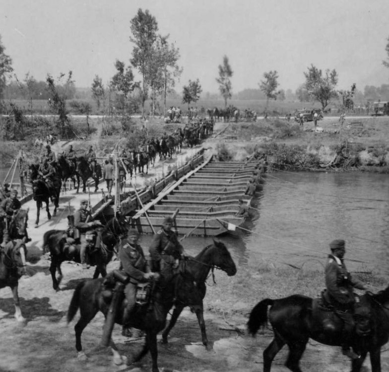 Подразделение Вермахта на лошадях переходит реку по понтонной переправе в Польше. 1939 г. 