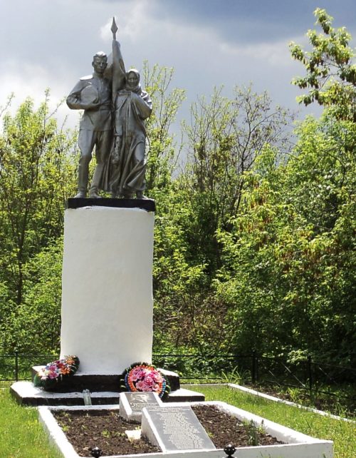 с. Артюховка Октябрьского р-на. Памятник, установленный на братской могиле советских воинов, погибших в годы войны.
