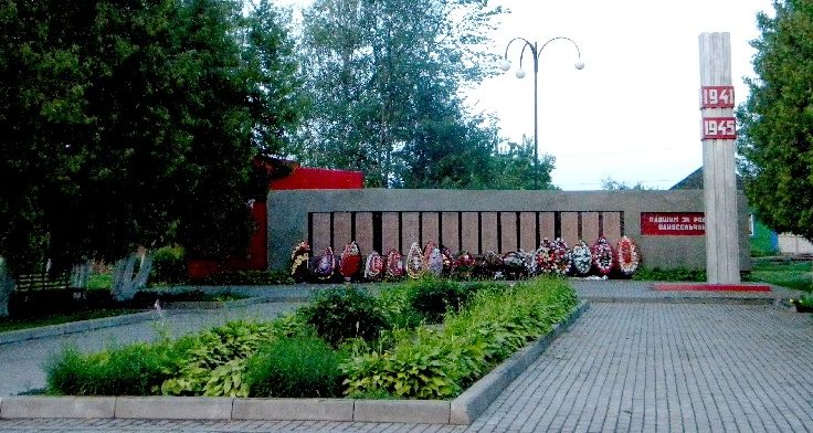 п. Глушково. Памятник воинам-землякам, погибшим в годы войны. 