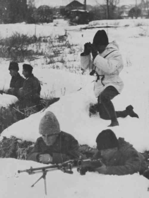 Румынские пехотинцы в окопах у берега Дона. Январь 1943 г.