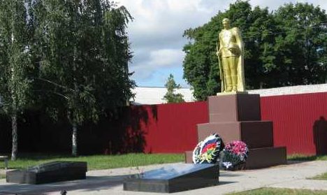 с. Дьяконово Октябрьского р-на. Памятник, установленный на братской могиле, в которой захоронено 46 советских воинов, в т.ч. 17 неизвестных.