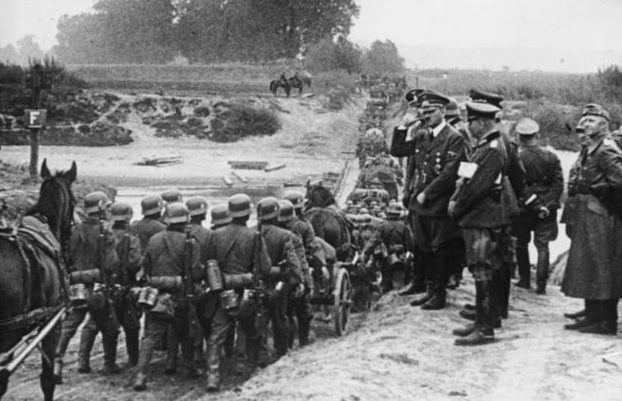 Гитлер наблюдает за конным обозом, вступающим в Польшу. Сентябрь1939 г.