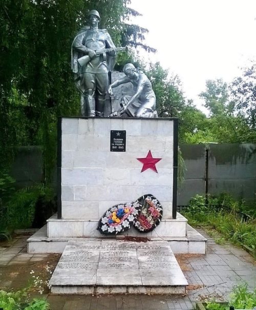 д. Митрофанова Октябрьского р-на. Памятник, установленный на братской могиле советских воинов, погибших в годы войны.