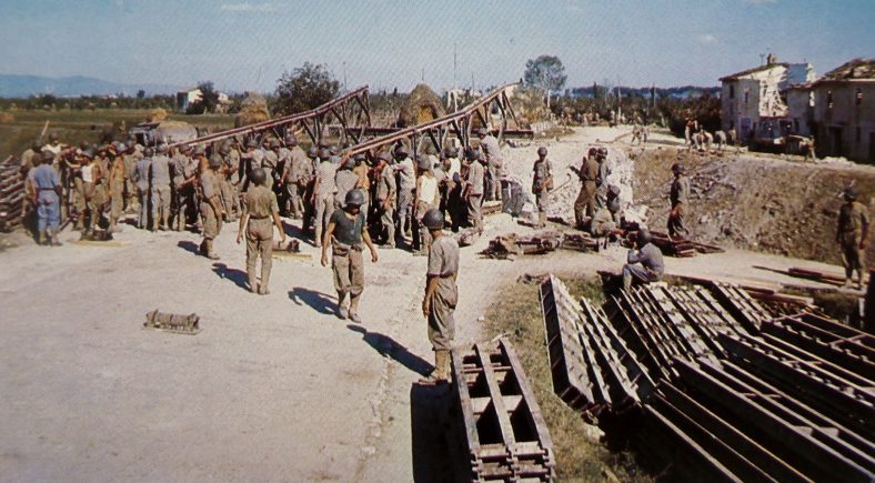 Саперы Бразильского экспедиционного корпуса у канала вблизи города Пиза. Сентябрь 1944 г. 