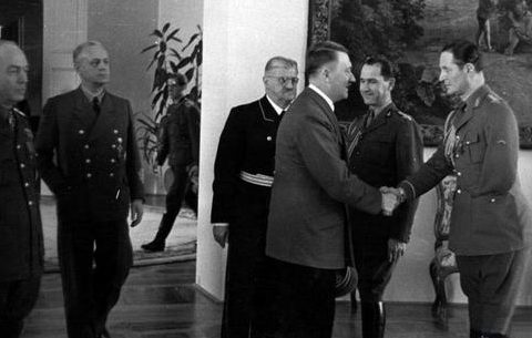 Адольф Гитлер приветствует румынского офицера, потерявшего левую руку в Сталинграде. Слева направо: Ион Антонеску, Иоахим фон Риббентроп и Отто Мейснер. Замок в Зальцбурге. 12 апреля 1943 г.