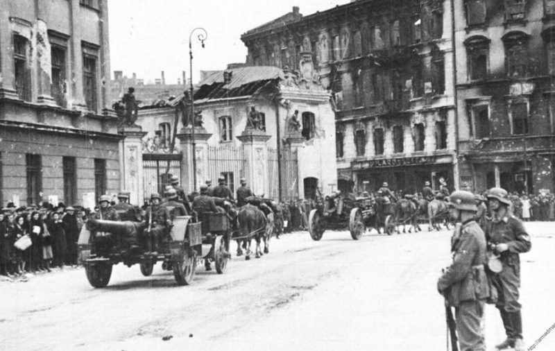 Немецкая артиллерия на конной тяге входит в Варшаву. 1939 г.
