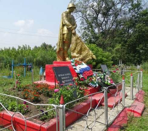 с. Кульбаки Глушковского р-на. Памятник, установленный на братской могиле, в которой похоронено около 100 советских воинов, погибших и умерших от ран в 1941-1943 годах. 