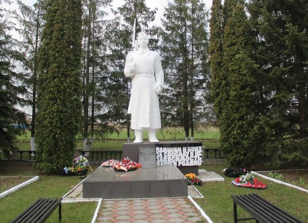 с. Беседино Курского р-на. Памятник, установленный на братской могиле, в которой похоронены советские воины.