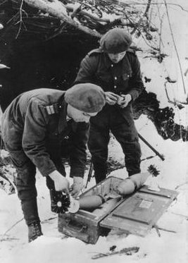 Подготовка боеприпасов для стрельбы из миномета. Кавказ, апрель 1943 г.