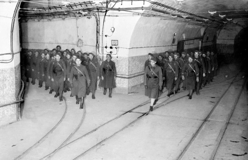 Военнослужащие в главной галерее форта «Hackenberg». 1939 г.