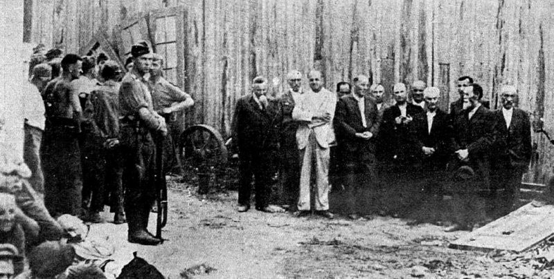 Еврейские заложники перед расстрелом. Бельцы, июнь 1941 г.
