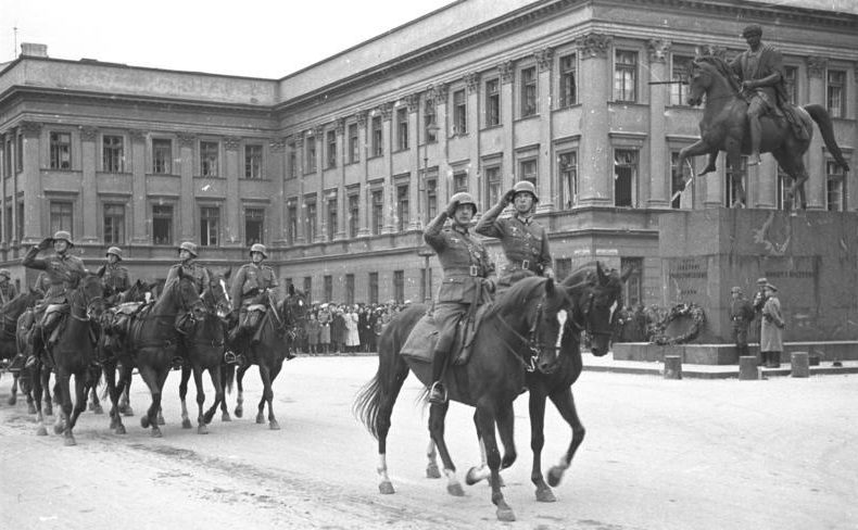 Конная артиллерия из 1-й кавалерийской дивизии во время парада у Саксонского дворца в Варшаве. Сентябрь 1939 г. 