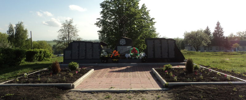 с. Березовец Поныровского р-на. Памятник, установленный на братской могиле советских воинов, погибших в годы войны.