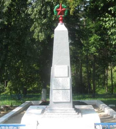 с. Глебово Курского р-на. Памятник, установленный на братской могиле, в которой похоронено 119 советских воинов, в т.ч. 22 неизвестных.