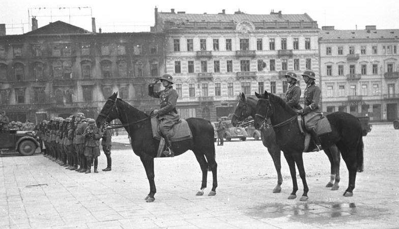 Конная артиллерия из 1-й кавалерийской дивизии во время парада у Саксонского дворца в Варшаве. Сентябрь 1939 г. 