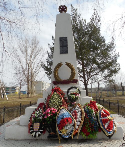 п. Камыши Курского р-на. Памятник, установленный в 1952 году на братской могиле, в которой похоронено 30 советских воинов, в т.ч. 19 неизвестных.