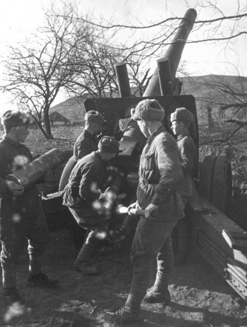 Советские артиллеристы ведут огонь в районе Новороссийска. 1943 г.