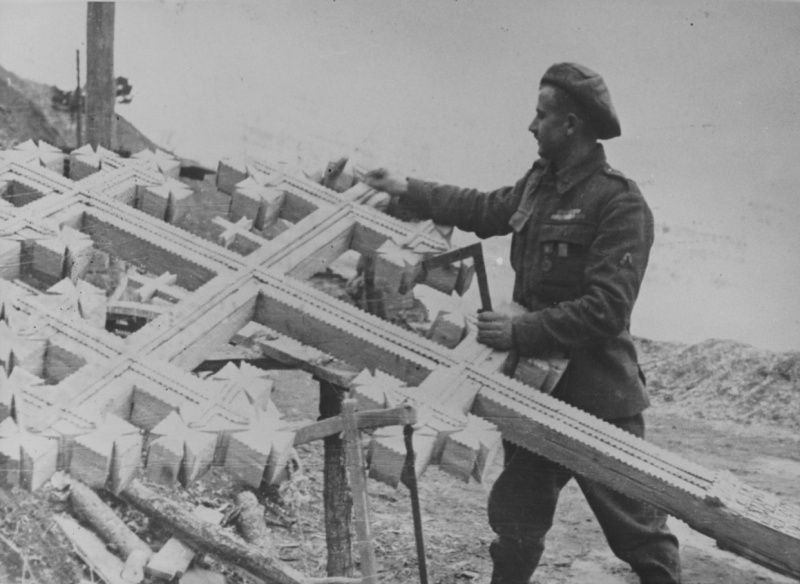 Горные стрелки устанавливают крест в память о погибших на берегу Черного моря в Крыму. Июнь 1943 г. 
