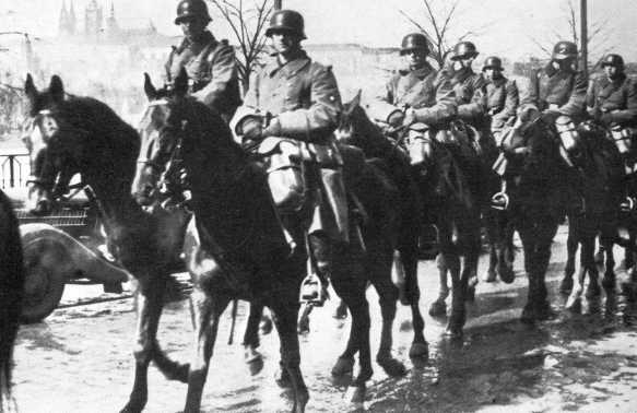 Немецкая кавалерия в оккупированной Праге. Март 1939 г. 