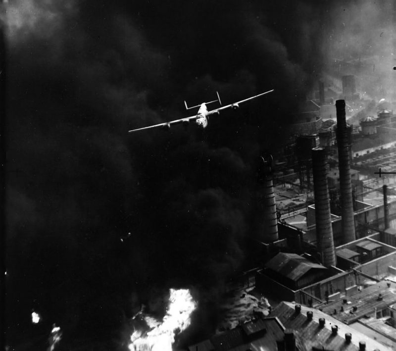 Американские B-24 над горящими нефтехранилищами в Плоешти. Август 1943 г.
