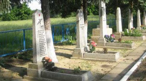 с. Брусовое Поныровского р-на. Братские могилы, в которых захоронено 56 советских воинов. 