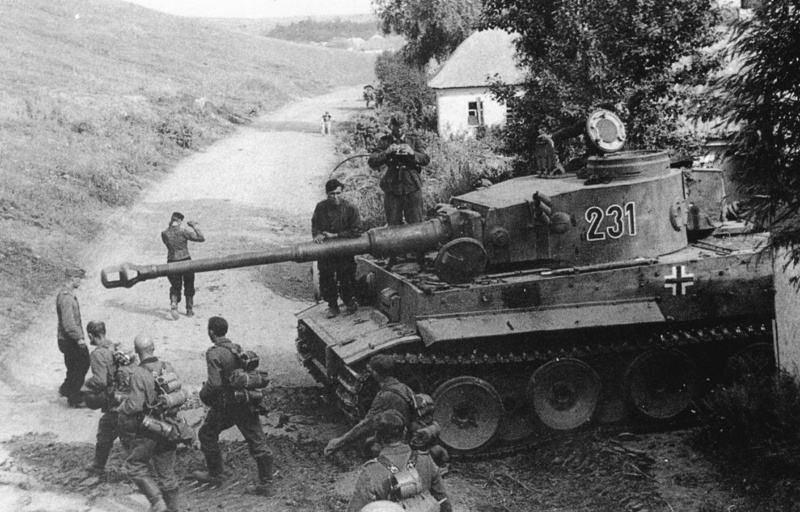 Немецкие танки в пригороде. 1-3 августа 1943 г. 