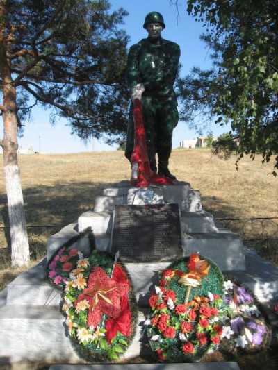 с. Богатырёво Горшеченского р-на. Памятник, установленный на братской могиле, в которой похоронено 69 советских воинов, в т.ч. 36 неизвестных.