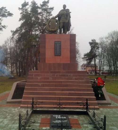 с. Лебяжье Курского р-на. Памятник, установленный на братской могиле, в которой похоронено 29 советских воинов 121 стрелковой дивизии, в т.ч. 17 неизвестных.