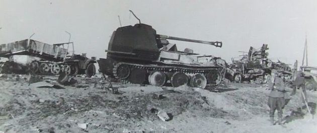 Колонна 9-й немецкой армии, уничтоженная советскими штурмовиками у Бобруйска. Июль 1944 г. 