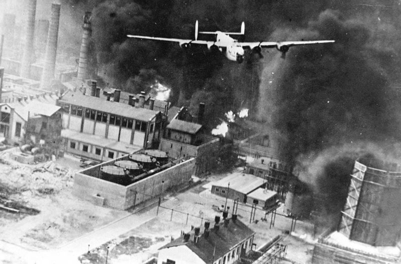 Американские B-24 над горящими нефтехранилищами в Плоешти. Август 1943 г.