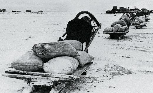 Одноконный обоз в блокированный Ленинград по льду Ладожского озера. 1941 г.
