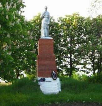 с. Верхнесмородино Поныровского р-на. Памятник, установленный на братской могиле, в которой захоронено 229 советских воинов. 