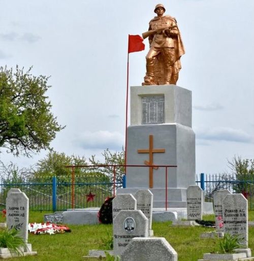 п. Малиновый Курского р-на. Памятник, установленный в 1952 году у 67 могил советских воинов.