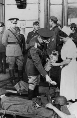 Маршал Антонеску в полевом госпитале. Бессарабия, 2 июля 1941 г.