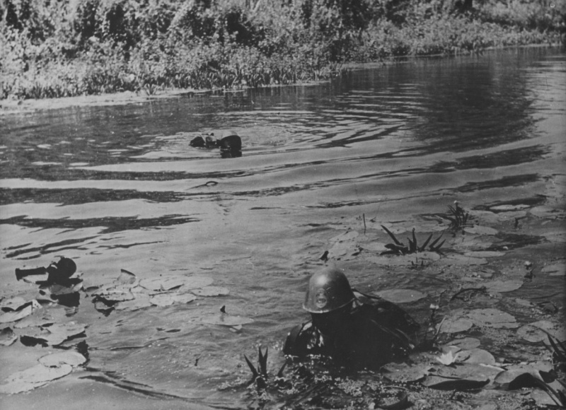 Два румынских солдата форсируют вплавь речку на Кубани. Август 1943 г. 