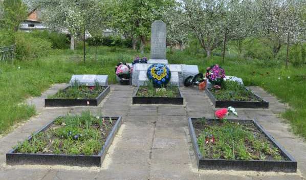 д. Гнилое Поныровского р-на. Памятник, установленный на братской могиле, в которой захоронено 82 советских воина. 