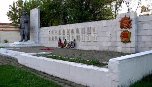 с. Болото Горшеченского р-на. Памятник, установленный в 1967 году у сельского клуба на братской могиле, в которой похоронено 76 советских воинов, в т.ч. 56 неизвестных.