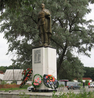 д. 1-я Моква Курского р-на. Памятник по улице Санаторной, установленный в 1969 году на братской могиле, в которой похоронено 36 советских воинов.