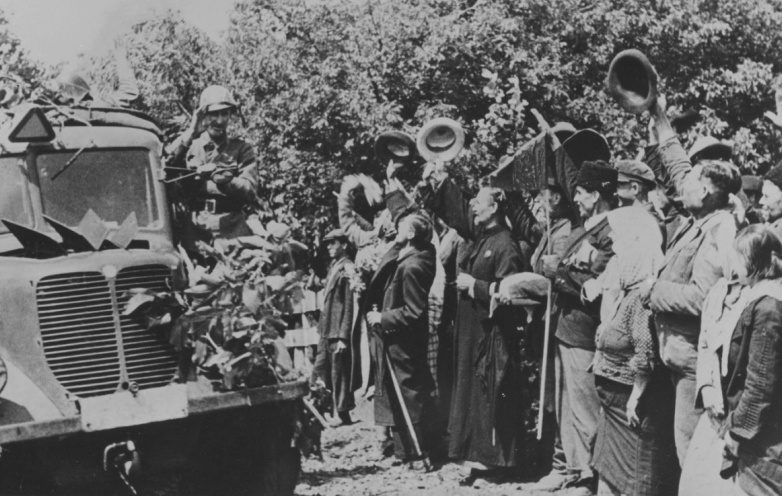 Бессарабцы встречают румын. Июль 1941 г.