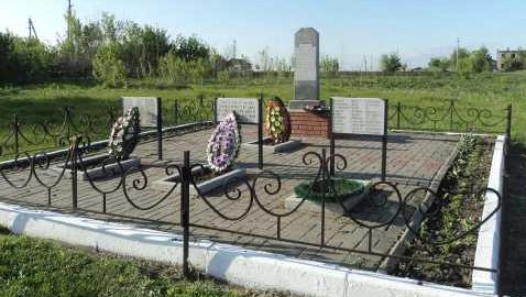 д. Горяйново Поныровского р-на. Обелиск, установленный в 1953 году на братской могиле, в которой захоронено 20 советских воинов. 