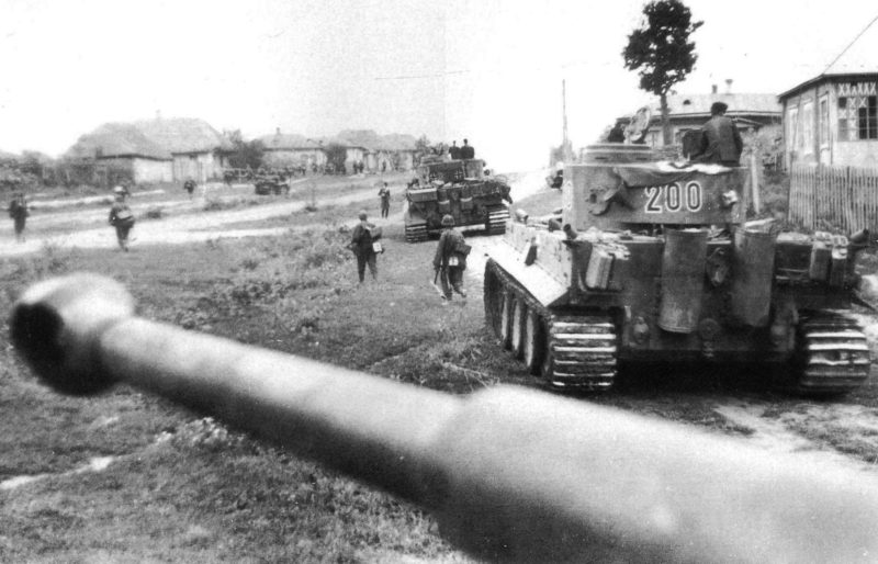 Немецкие танки в пригороде. 1-3 августа 1943 г.