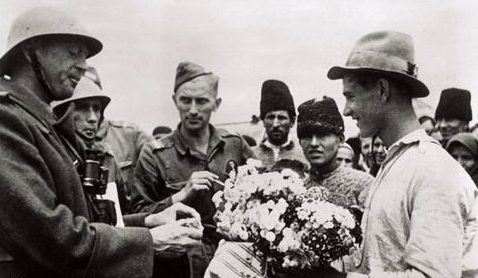Бессарабцы встречают румын. Июль 1941 г.