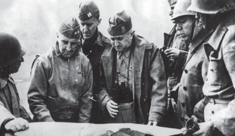 Бразильские и американские офицеры у карты. Италия, 1944 г. 
